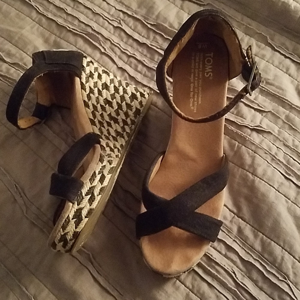 Super cute Tom's wedge sandles